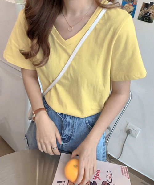 meJane(ミージェーン)の「大人ハンサムVネックシンプルTシャツ(Tシャツ/カットソー・レディース・ブラック/レッド/イエロー/ブルー/シャーベット/サーモンピンク・FREE)」の1枚目の写真
