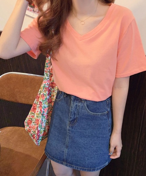 meJane(ミージェーン)の「大人ハンサムVネックシンプルTシャツ(Tシャツ/カットソー・レディース・ブラック/レッド/イエロー/ブルー/シャーベット/サーモンピンク・FREE)」の6枚目の写真