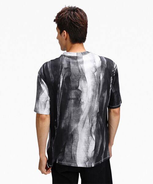 Calvin Klein(カルバン・クライン)の「リラックス クルーネック Tシャツ(Tシャツ/カットソー・メンズ・ホワイト・S/M/L/XL/XS)」の3枚目の写真