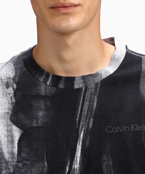 Calvin Klein(カルバン・クライン)の「リラックス クルーネック Tシャツ(Tシャツ/カットソー・メンズ・ホワイト・S/M/L/XL/XS)」の4枚目の写真