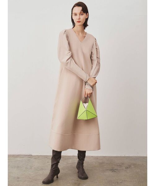 ELENDEEK(エレンディーク)の「ニットスリーブスポンジワンピース(ワンピース・レディース・ブラック/ベージュ/チャコールグレー・02/01)」の1枚目の写真