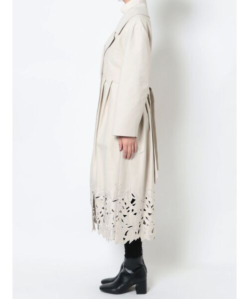 LAGUNAMOON(ラグナムーン)の「カットワークフレアコート(ステンカラーコート・レディース・ブラウン/アイボリー・SMALL/MEDIUM)」の4枚目の写真