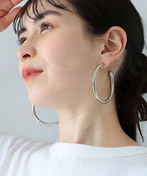 Ray BEAMS（レイビームス）の「Ray BEAMS / ビッグ パイプ フープ ピアス（ピアス（両耳用）・レディース・シルバー/ゴールド・ONE SIZE）」の4枚目の写真