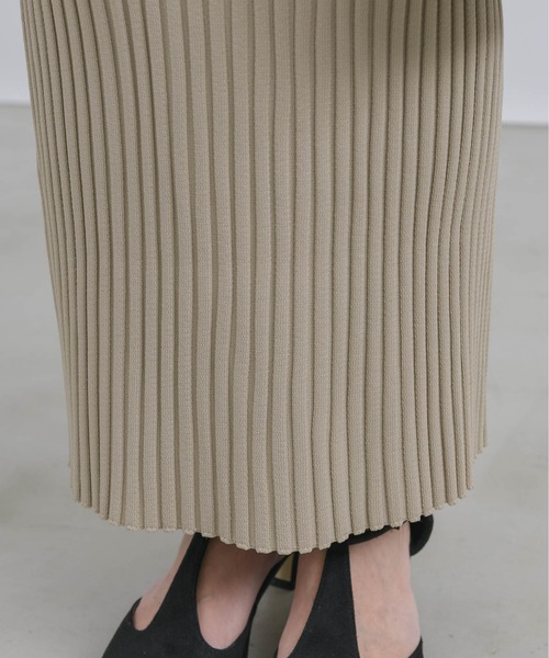 NEUNA（ヌナ）の「【毎日履きたくなるシンプルデザイン。】【ウエストゴムで歩きやすい】ハイウエストシンプルリブニットロングスカート（スカート・レディース・アイボリー/ブラック/ベージュ・SMALL/MEDIUM/LARGE）」の17枚目の写真