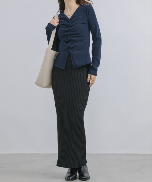 NEUNA（ヌナ）の「【毎日履きたくなるシンプルデザイン。】【ウエストゴムで歩きやすい】ハイウエストシンプルリブニットロングスカート（スカート・レディース・アイボリー/ブラック/ベージュ・SMALL/MEDIUM/LARGE）」の4枚目の写真