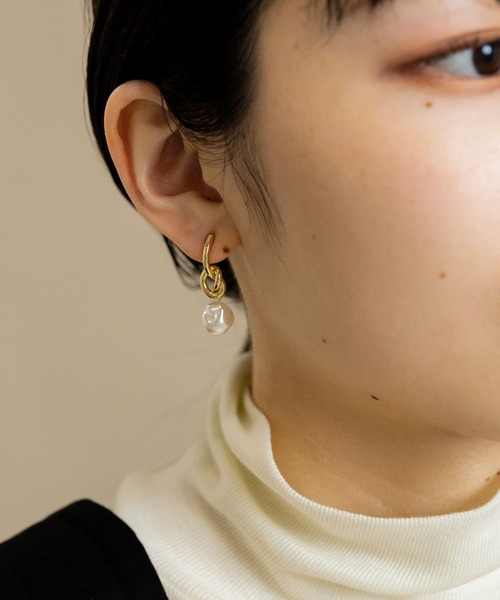 SMELLY(スメリー)の「バロックパールアシメピアス(ピアス(両耳用)・レディース・ゴールド系その他・-)」の3枚目の写真