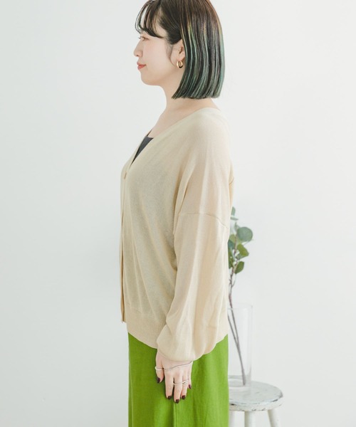 ITEMS URBANRESEARCH（アイテムズ アーバンリサーチ）の「Vネックライトカーディガン（カーディガン/ボレロ・レディース・ベージュ/グリーン/ブラック・FREE）」の22枚目の写真