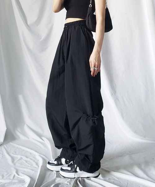 me+em select（ミームセレクト）の「※※【 裾絞れる２way 】シャーリングアンバランスデザインナイロンカーゴパンツ【 韓国製 】（カーゴパンツ・レディース・ブラック/カーキ/ピンク・FREE）」の13枚目の写真