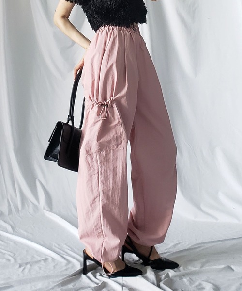 me+em select（ミームセレクト）の「※※【 裾絞れる２way 】シャーリングアンバランスデザインナイロンカーゴパンツ【 韓国製 】（カーゴパンツ・レディース・ブラック/カーキ/ピンク・FREE）」の8枚目の写真