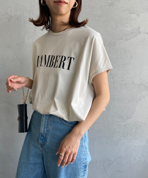MICA&DEAL（マイカ＆ディール）の「【CLASSY9月号掲載】[MICA&DEAL/マイカアンドディール] 別注 LAMBERT フレンチスリーブロゴプリントTシャツ（Tシャツ/カットソー・レディース・サンドベージュ/チャコール/ホワイト・F）」の3枚目の写真