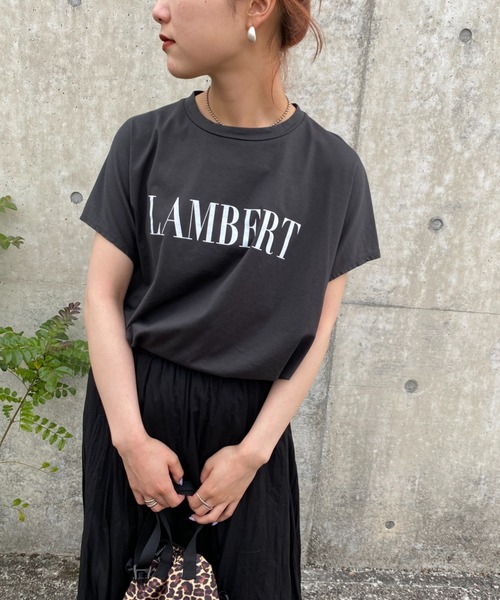 MICA&DEAL（マイカ＆ディール）の「【CLASSY9月号掲載】[MICA&DEAL/マイカアンドディール] 別注 LAMBERT フレンチスリーブロゴプリントTシャツ（Tシャツ/カットソー・レディース・サンドベージュ/チャコール/ホワイト・F）」の19枚目の写真