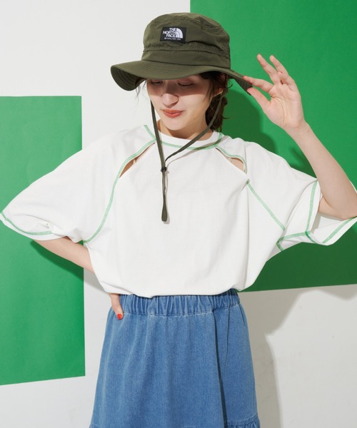 MERLOT(メルロー)の「ステッチカットアウトT(Tシャツ/カットソー・レディース・ホワイト/ブルー/グレー・FREE)」の1枚目の写真
