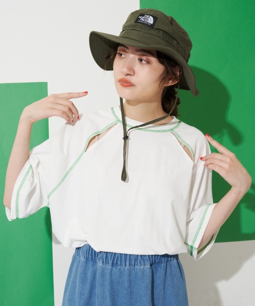 MERLOT(メルロー)の「ステッチカットアウトT(Tシャツ/カットソー・レディース・ホワイト/ブルー/グレー・FREE)」の4枚目の写真