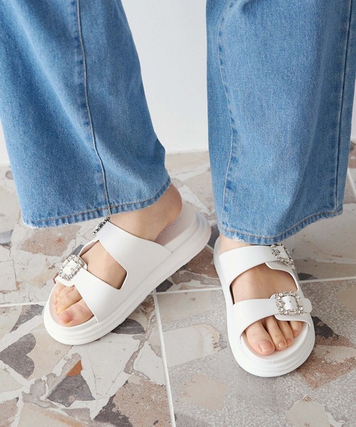 KOBE LETTUCE(コウベレタス)の「厚底ビジューダブルベルトサンダル(サンダル・レディース・ホワイト/クリア/ブラック・M/S/LL/L)」の6枚目の写真