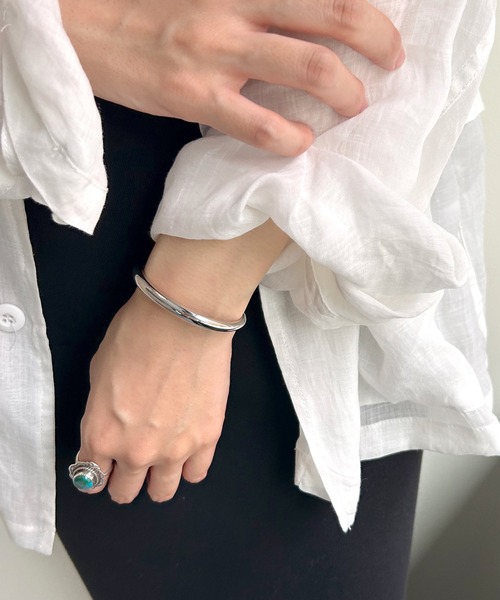 SHENERY（シーナリー）の「【WEB限定】ミニマルフォルムバングル（バングル/リストバンド・レディース・ゴールド/シルバー・FREE）」の4枚目の写真