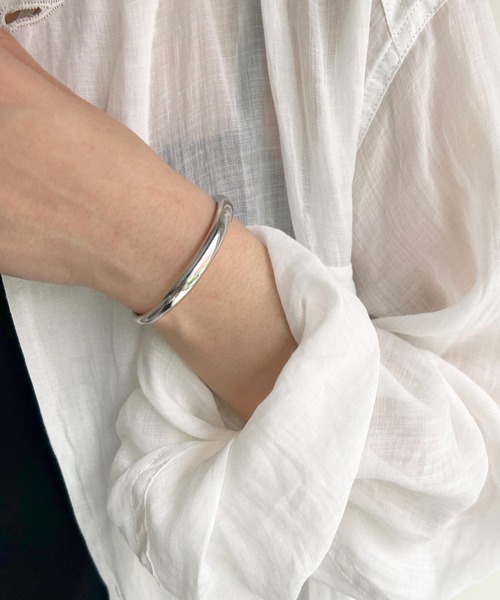 SHENERY（シーナリー）の「【WEB限定】ミニマルフォルムバングル（バングル/リストバンド・レディース・ゴールド/シルバー・FREE）」の5枚目の写真