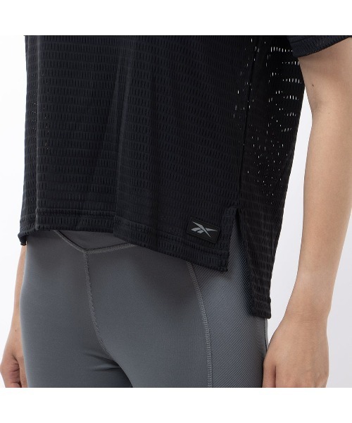 Reebok(リーボック)の「パーフォレイティド Tシャツ / Perforated Tee(Tシャツ/カットソー・レディース・ブラック・MEDIUM/SMALL/X-SMALL/LARGE/X-LARGE)」の4枚目の写真