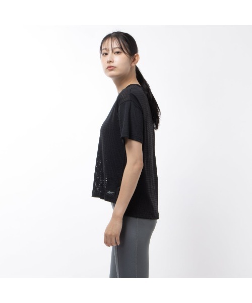 Reebok(リーボック)の「パーフォレイティド Tシャツ / Perforated Tee(Tシャツ/カットソー・レディース・ブラック・MEDIUM/SMALL/X-SMALL/LARGE/X-LARGE)」の3枚目の写真