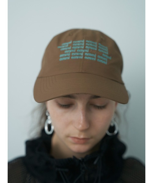 emmi（エミ）の「【emmi atelier】emmiナイロンキャップ（キャップ・レディース・ブラック/ブラウン/レッド・FREE）」の2枚目の写真