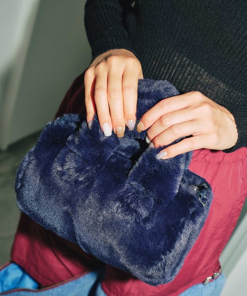 atmos pink（アトモスピンク）の「atmos pink ファー ミニバッグ（ハンドバッグ・レディース・カーキ/ピンク/ネイビー・FREE）」の2枚目の写真