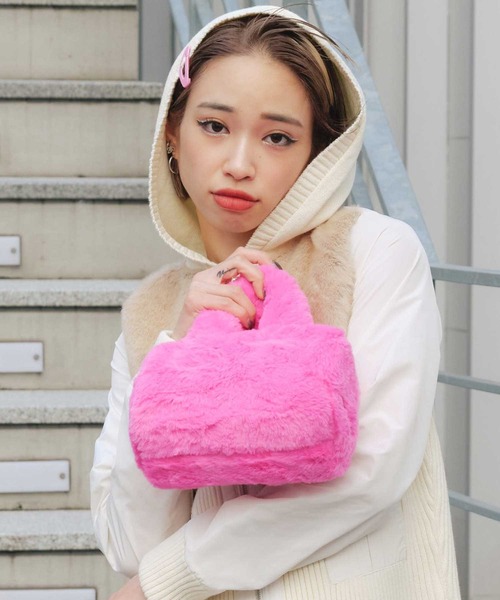 atmos pink（アトモスピンク）の「atmos pink ファー ミニバッグ（ハンドバッグ・レディース・カーキ/ピンク/ネイビー・FREE）」の3枚目の写真