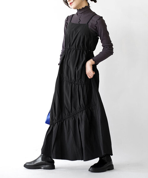 e-zakkamania stores（イーザッカマニアストアーズ）の「アシンメトリーティアード ナイロンキャミワンピース（ワンピース・レディース・ブラック/カーキ・M）」の2枚目の写真