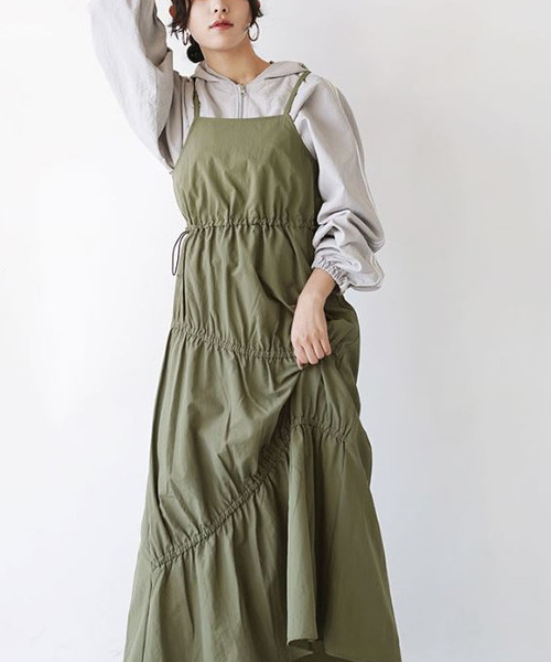 e-zakkamania stores（イーザッカマニアストアーズ）の「アシンメトリーティアード ナイロンキャミワンピース（ワンピース・レディース・ブラック/カーキ・M）」の8枚目の写真