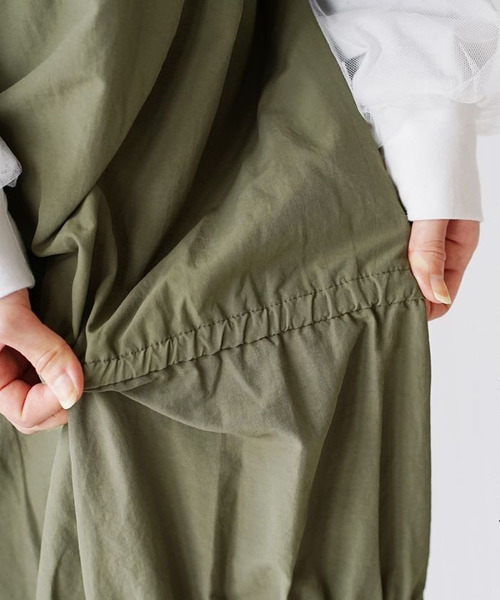 e-zakkamania stores（イーザッカマニアストアーズ）の「アシンメトリーティアード ナイロンキャミワンピース（ワンピース・レディース・ブラック/カーキ・M）」の15枚目の写真