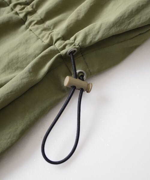 e-zakkamania stores（イーザッカマニアストアーズ）の「アシンメトリーティアード ナイロンキャミワンピース（ワンピース・レディース・ブラック/カーキ・M）」の16枚目の写真