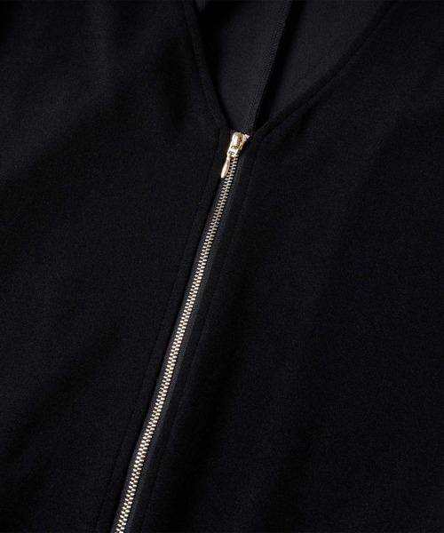 GeeRA（ジーラ）の「前後2WAYジップデザインVネックワンピース（ワンピース・レディース・ベージュ/ブラック・MEDIUM/LARGE）」の7枚目の写真