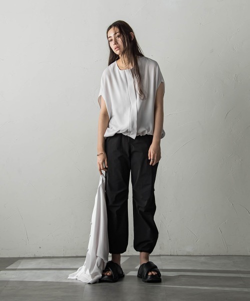 MAYSON GREY(メイソングレイ)の「eggシルエットドロストヘムジョーゼットブラウス(シャツ/ブラウス・レディース・ブルー/ブラック/グレー・M)」の9枚目の写真