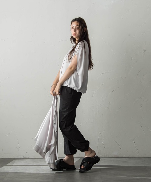 MAYSON GREY(メイソングレイ)の「eggシルエットドロストヘムジョーゼットブラウス(シャツ/ブラウス・レディース・ブルー/ブラック/グレー・M)」の8枚目の写真