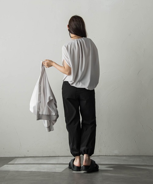 MAYSON GREY(メイソングレイ)の「eggシルエットドロストヘムジョーゼットブラウス(シャツ/ブラウス・レディース・ブルー/ブラック/グレー・M)」の7枚目の写真