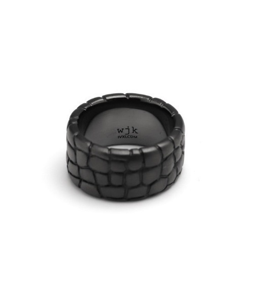 wjk（ダヴルジェイケイ）の「IVXLCDM ×wjk  croco pattern pinky ring（リング・メンズ・ブラック・9号/11号/13号）」の3枚目の写真