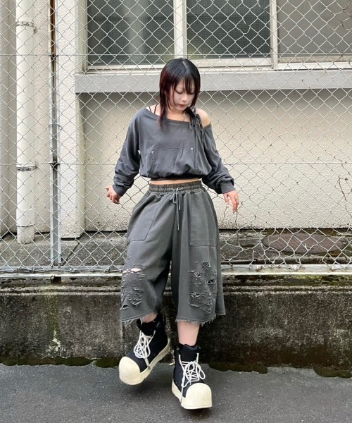 XU（エックスユー）の「【Never mind the XU】one shoulder sweat tops / 【ネバーマインド ザ エックスユー】ワンショルダー長袖スウェットトップス（スウェット・レディース・チャコール・ONE SIZE）」の2枚目の写真