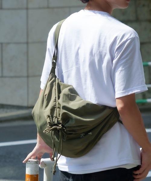 BEN DAVIS（ベンデイビス）の「【BEN DAVIS/ベンデイビス】ナイロンドローストショルダーバッグ BDW-8357（ショルダーバッグ・メンズ・ブラック/カーキ/オフホワイト/ベージュ・FREE）」の4枚目の写真