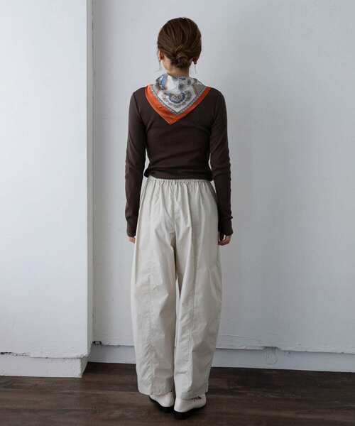 URBAN RESEARCH Sonny Label（アーバンリサーチサニーレーベル）の「『UR TECH』蓄熱ベーシックロングTシャツ（Tシャツ/カットソー・レディース・チャコールグレー/ブラウン/オフホワイト・FREE）」の21枚目の写真