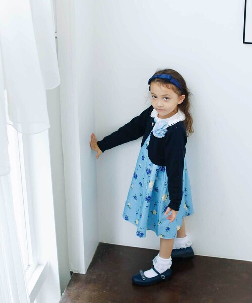 BeBe（ベベ）の「【日本製】サテンオーガンジーリボンカチューシャ（カチューシャ・キッズ・ネイビー/ホワイト・FREE）」の4枚目の写真