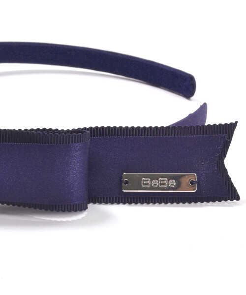 BeBe（ベベ）の「【日本製】サテンオーガンジーリボンカチューシャ（カチューシャ・キッズ・ネイビー/ホワイト・FREE）」の7枚目の写真