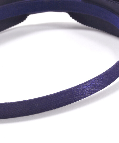 BeBe（ベベ）の「【日本製】サテンオーガンジーリボンカチューシャ（カチューシャ・キッズ・ネイビー/ホワイト・FREE）」の8枚目の写真