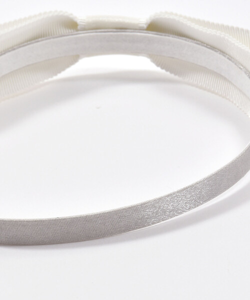 BeBe（ベベ）の「【日本製】サテンオーガンジーリボンカチューシャ（カチューシャ・キッズ・ネイビー/ホワイト・FREE）」の13枚目の写真