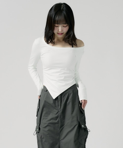 Chick（チック）の「Round Neck Side Gathered Cut and Sewn / ラウンドネック サイドギャザーカットソー（Tシャツ/カットソー・レディース・ホワイト/ブラック/ベージュ・FREE）」の2枚目の写真