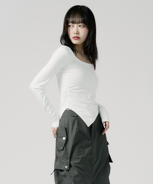 Chick（チック）の「Round Neck Side Gathered Cut and Sewn / ラウンドネック サイドギャザーカットソー（Tシャツ/カットソー・レディース・ホワイト/ブラック/ベージュ・FREE）」の4枚目の写真