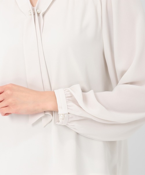 MISCH MASCH（ミッシュマッシュ）の「2025春夏新作 パールバー付きタイブラウス（シャツ/ブラウス・レディース・ブルー/ホワイト/ベージュ/ネイビー・ﾌﾘ-）」の11枚目の写真