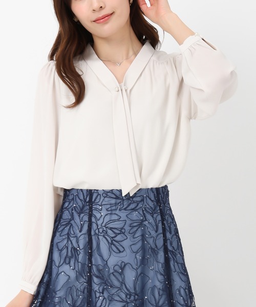 MISCH MASCH(ミッシュマッシュ)の「パールバー付きタイブラウス(シャツ/ブラウス・レディース・ブルー/ホワイト/ベージュ/ネイビー・フリ-)」の5枚目の写真