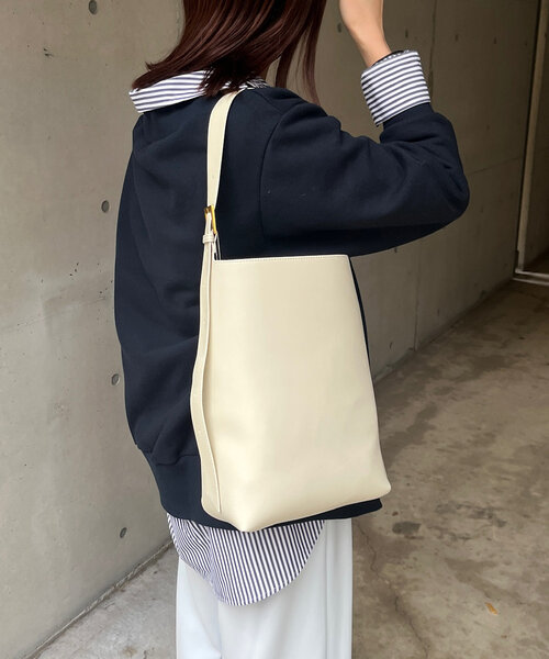 DouDou（ドゥドゥ）の「【WEB限定】アシンメトリーバックル付ホーボーバッグ（ショルダーバッグ・レディース・イエロー/キャメル/アイボリー/ブラック・FREE）」の5枚目の写真