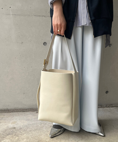DouDou（ドゥドゥ）の「【WEB限定】アシンメトリーバックル付ホーボーバッグ（ショルダーバッグ・レディース・イエロー/キャメル/アイボリー/ブラック・FREE）」の6枚目の写真