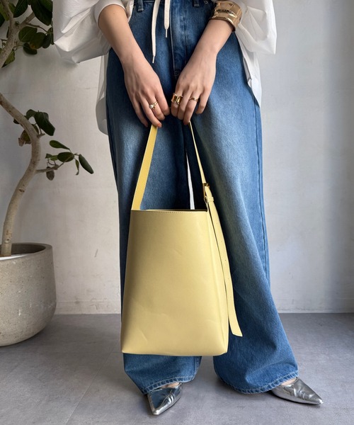 DouDou（ドゥドゥ）の「【WEB限定】アシンメトリーバックル付ホーボーバッグ（ショルダーバッグ・レディース・イエロー/キャメル/アイボリー/ブラック・FREE）」の4枚目の写真