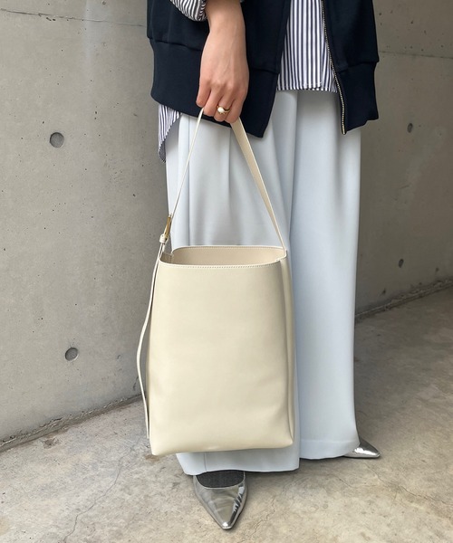 DouDou（ドゥドゥ）の「【WEB限定】アシンメトリーバックル付ホーボーバッグ（ショルダーバッグ・レディース・イエロー/キャメル/アイボリー/ブラック・FREE）」の2枚目の写真