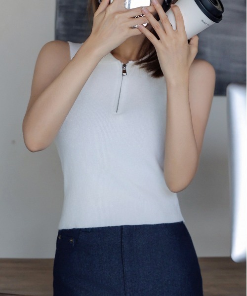 FINEnough（ファインナフ）の「ハーフジップリブニットノースリトップス（ニット/セーター・レディース・ベージュ/ブラック/ホワイト・FREE）」の10枚目の写真